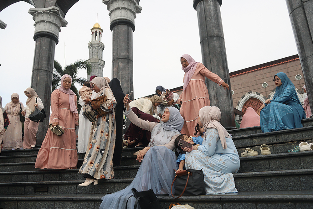 Umat Islam menunaikan shalat Idul Fitri 1447 Hijriah di Masjid Kubah Emas Depok. (BeritaNasional/Elvis Sendouw)