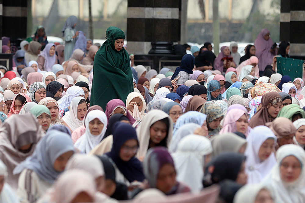 Umat Islam menunaikan shalat Idul Fitri 1447 Hijriah di Masjid Kubah Emas Depok. (BeritaNasional/Elvis Sendouw)