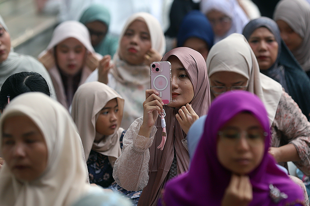 Umat Islam menunaikan shalat Idul Fitri 1447 Hijriah di Masjid Kubah Emas Depok. (BeritaNasional/Elvis Sendouw)