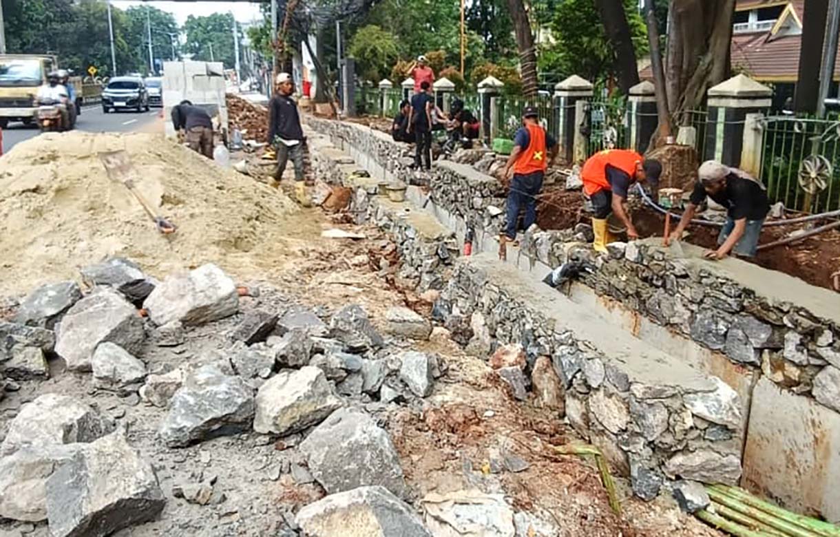 Saluran Air dan Trotoar di Jalan Prof. Dr. Soepomo Direvitalisasi Pekerja mengerjakan jalur pedestrian dan saluran air di Jl. Dr Soepomo, Jakarta, Jumat (31/10/2025).(Beritanasional.com/Oke Atmaja)