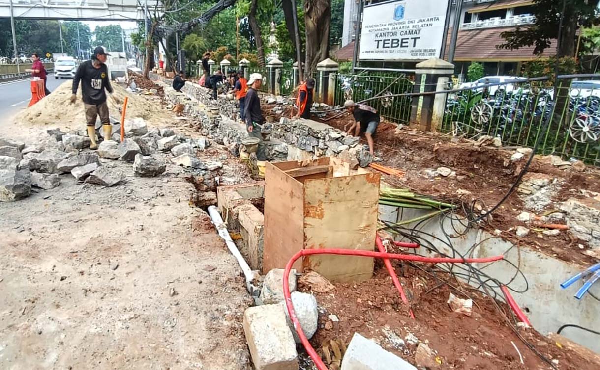 Saluran Air dan Trotoar di Jalan Prof. Dr. Soepomo Direvitalisasi Pekerja mengerjakan jalur pedestrian dan saluran air di Jl. Dr Soepomo, Jakarta, Jumat (31/10/2025).(Beritanasional.com/Oke Atmaja)