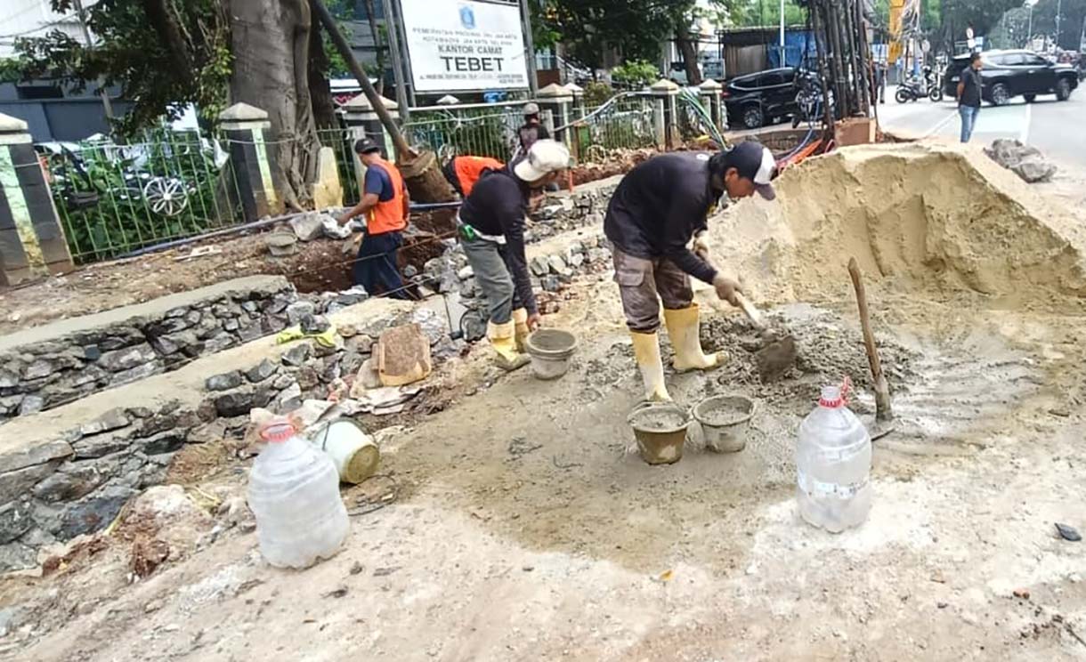 Saluran Air dan Trotoar di Jalan Prof. Dr. Soepomo Direvitalisasi Pekerja mengerjakan jalur pedestrian dan saluran air di Jl. Dr Soepomo, Jakarta, Jumat (31/10/2025).(Beritanasional.com/Oke Atmaja)
