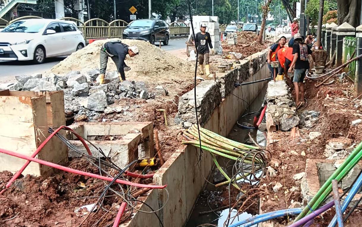 Saluran Air dan Trotoar di Jalan Prof. Dr. Soepomo Direvitalisasi Pekerja mengerjakan jalur pedestrian dan saluran air di Jl. Dr Soepomo, Jakarta, Jumat (31/10/2025).(Beritanasional.com/Oke Atmaja)