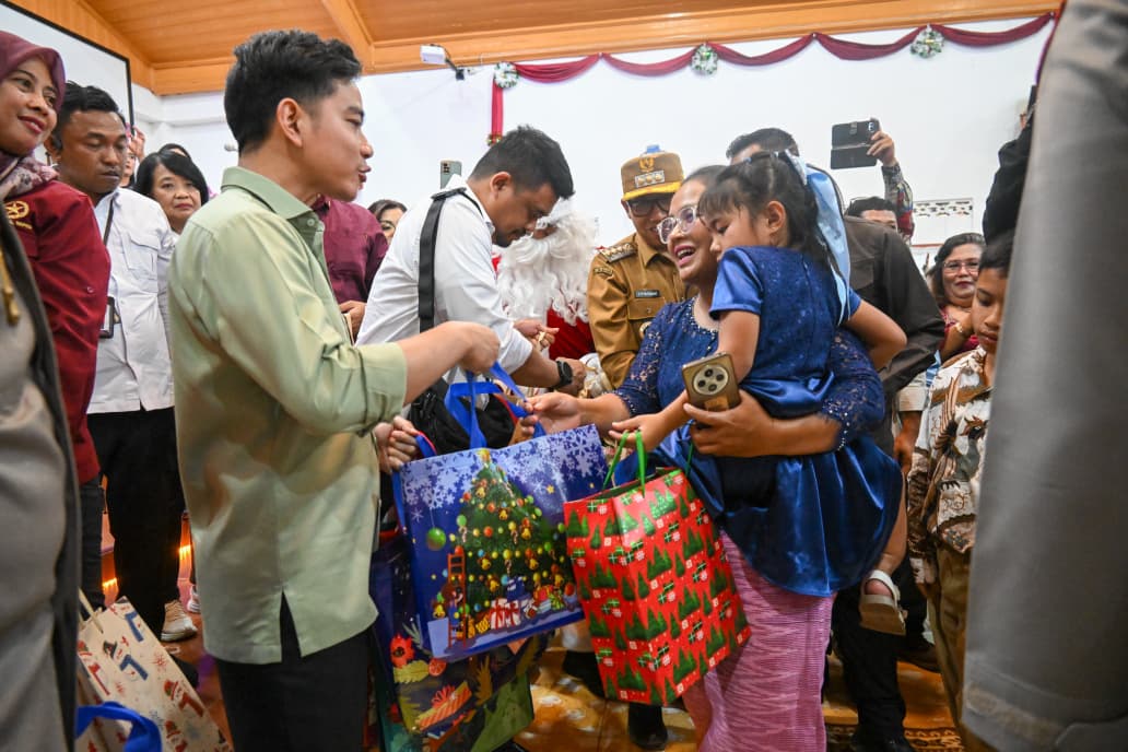 Wapres Gibran Rakabuming lanjut kunjungan kerjanya dengan menyambangi Gereja Kristen Protestan Indonesia (GKPI) Pearaja Tarutung, Kecamatan Tarutung, Kabupaten Tapanuli Utara, Provinsi Sumatra Utara. (BeritaNasional/Elvis/HO Setwapres)
