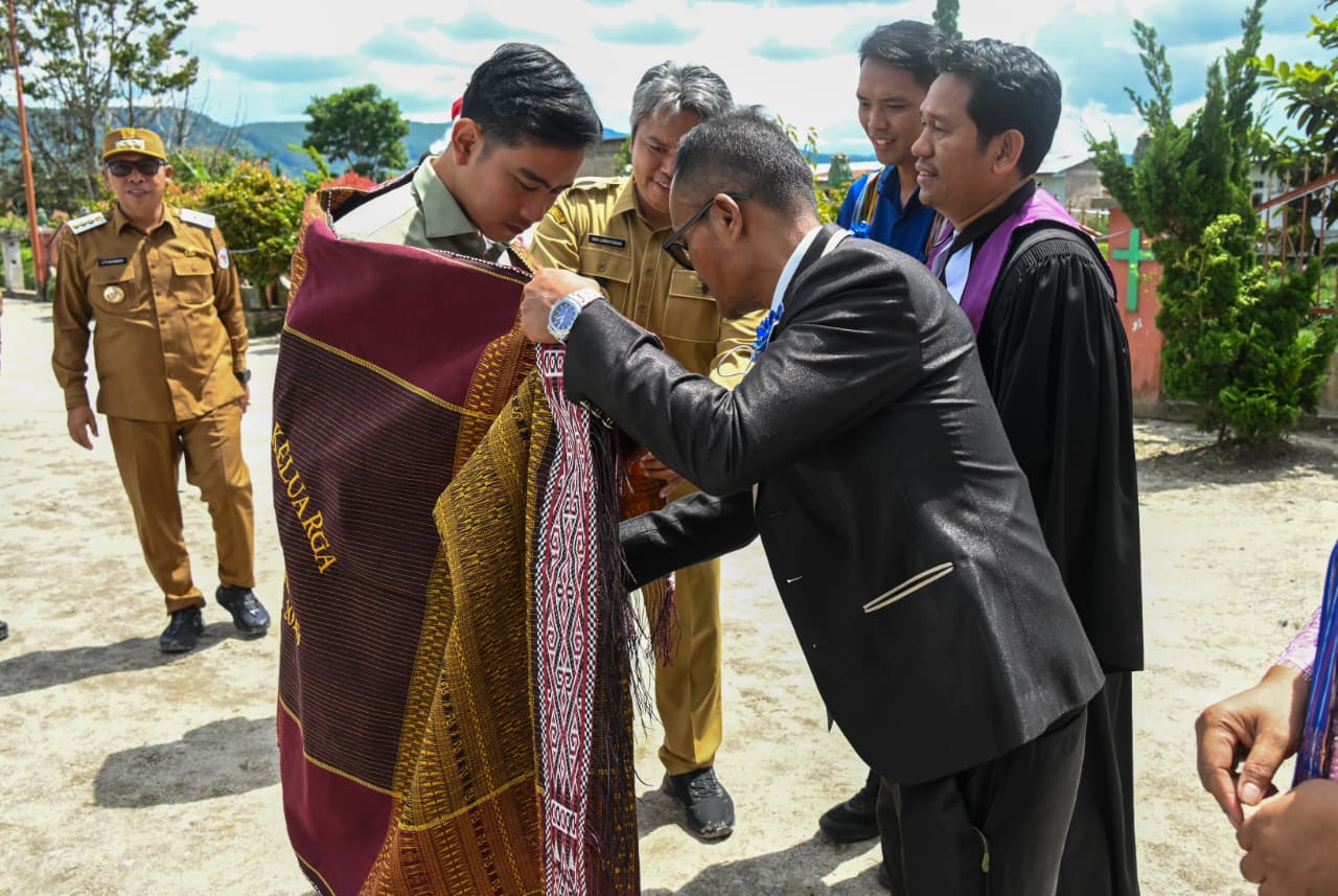 Wapres Gibran Rakabuming lanjut kunjungan kerjanya dengan menyambangi Gereja Kristen Protestan Indonesia (GKPI) Pearaja Tarutung, Kecamatan Tarutung, Kabupaten Tapanuli Utara, Provinsi Sumatra Utara. (BeritaNasional/Elvis/HO Setwapres)