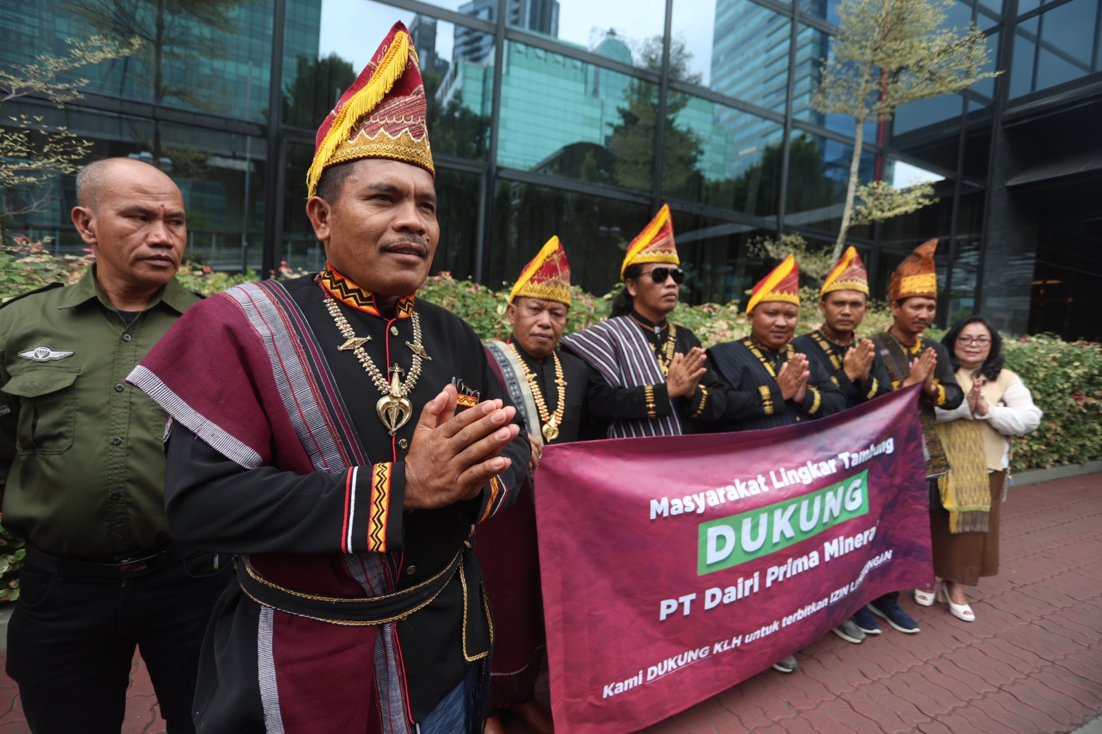 Forum Komunikasi Pemangku Hak Ulayat Pakpak Dairi (FKPHUPD) mendatangi kantor Kementerian Lingkungan Hidup di Jakarta memberikan dukungan terhadap rencana investasi pertambangan oleh PT Dairi Prima Mineral (DPM) di Kabupaten Dairi.
