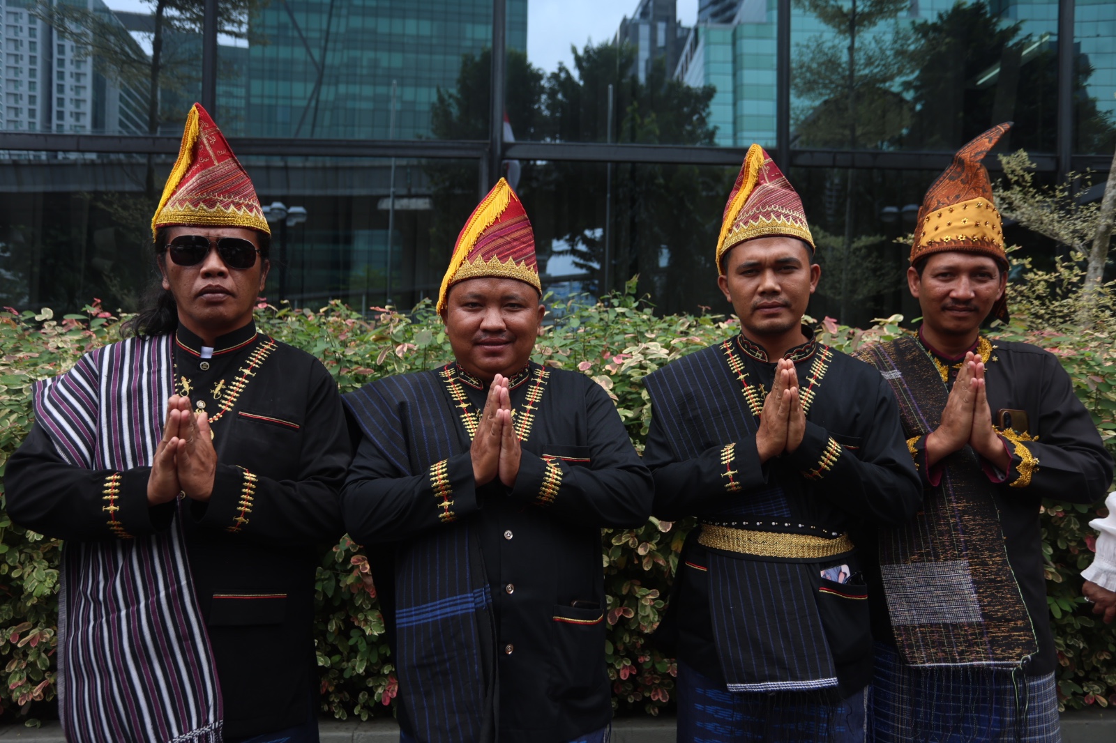 Forum Komunikasi Pemangku Hak Ulayat Pakpak Dairi (FKPHUPD) mendatangi kantor Kementerian Lingkungan Hidup di Jakarta memberikan dukungan terhadap rencana investasi pertambangan oleh PT Dairi Prima Mineral (DPM) di Kabupaten Dairi.