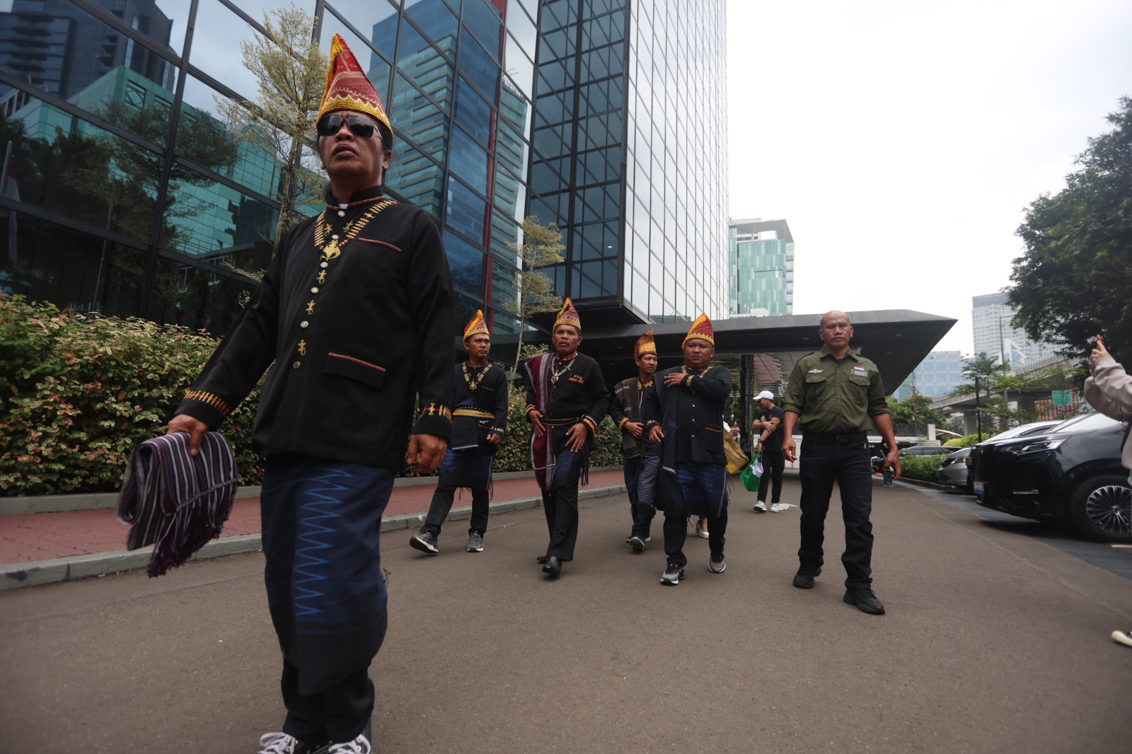 Forum Komunikasi Pemangku Hak Ulayat Pakpak Dairi (FKPHUPD) mendatangi kantor Kementerian Lingkungan Hidup di Jakarta memberikan dukungan terhadap rencana investasi pertambangan oleh PT Dairi Prima Mineral (DPM) di Kabupaten Dairi.