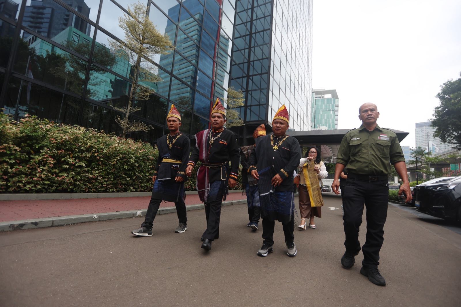 Forum Komunikasi Pemangku Hak Ulayat Pakpak Dairi (FKPHUPD) mendatangi kantor Kementerian Lingkungan Hidup di Jakarta memberikan dukungan terhadap rencana investasi pertambangan oleh PT Dairi Prima Mineral (DPM) di Kabupaten Dairi.
