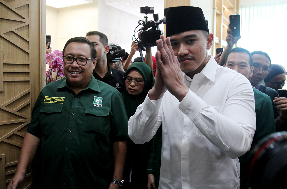 Ketua Umum PKB Muhaimin Iskandar (kanan) berbincang dengan Ketua Umum PSI Kaesang Pangarep (kiri) saat silahturahmi antar partai politik di Kantor DPP PKB, Jakarta, Selasa (6/8/2024).  (BeritaNasional.com/Oke Atmaja)