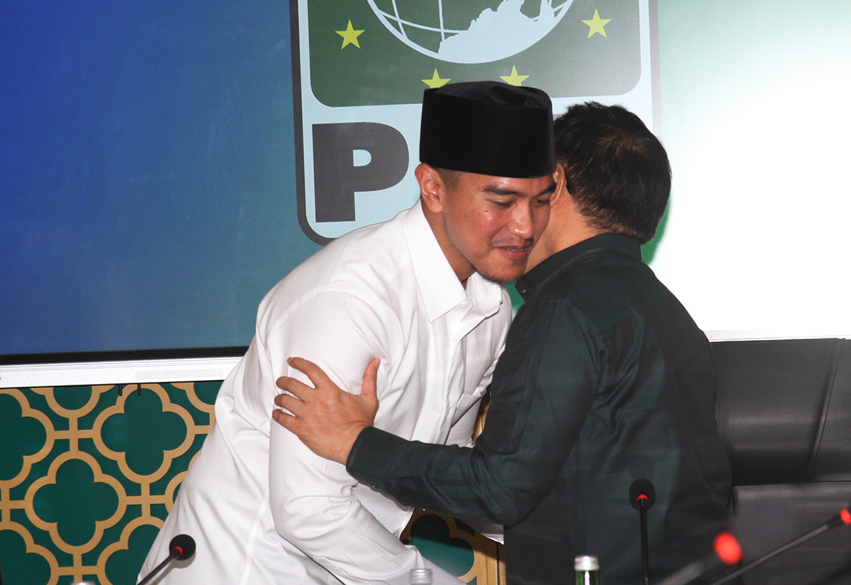 Ketua Umum PKB Muhaimin Iskandar (kanan) berbincang dengan Ketua Umum PSI Kaesang Pangarep (kiri) saat silahturahmi antar partai politik di Kantor DPP PKB, Jakarta, Selasa (6/8/2024).  (BeritaNasional.com/Oke Atmaja)