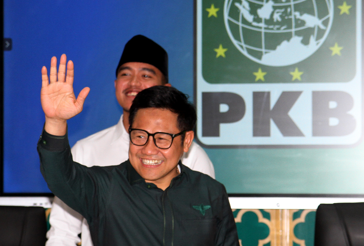 Ketua Umum PKB Muhaimin Iskandar (kanan) berbincang dengan Ketua Umum PSI Kaesang Pangarep (kiri) saat silahturahmi antar partai politik di Kantor DPP PKB, Jakarta, Selasa (6/8/2024).  (BeritaNasional.com/Oke Atmaja)