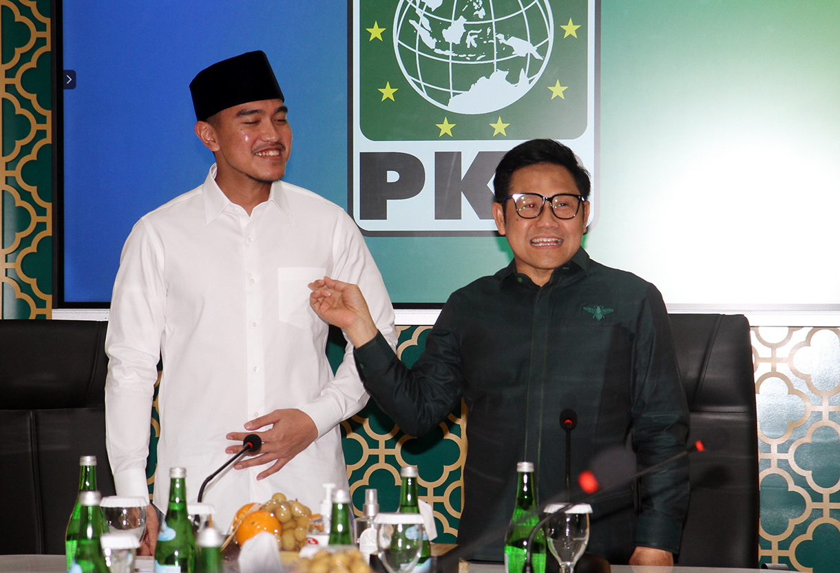 Ketua Umum PKB Muhaimin Iskandar (kanan) berbincang dengan Ketua Umum PSI Kaesang Pangarep (kiri) saat silahturahmi antar partai politik di Kantor DPP PKB, Jakarta, Selasa (6/8/2024).  (BeritaNasional.com/Oke Atmaja)