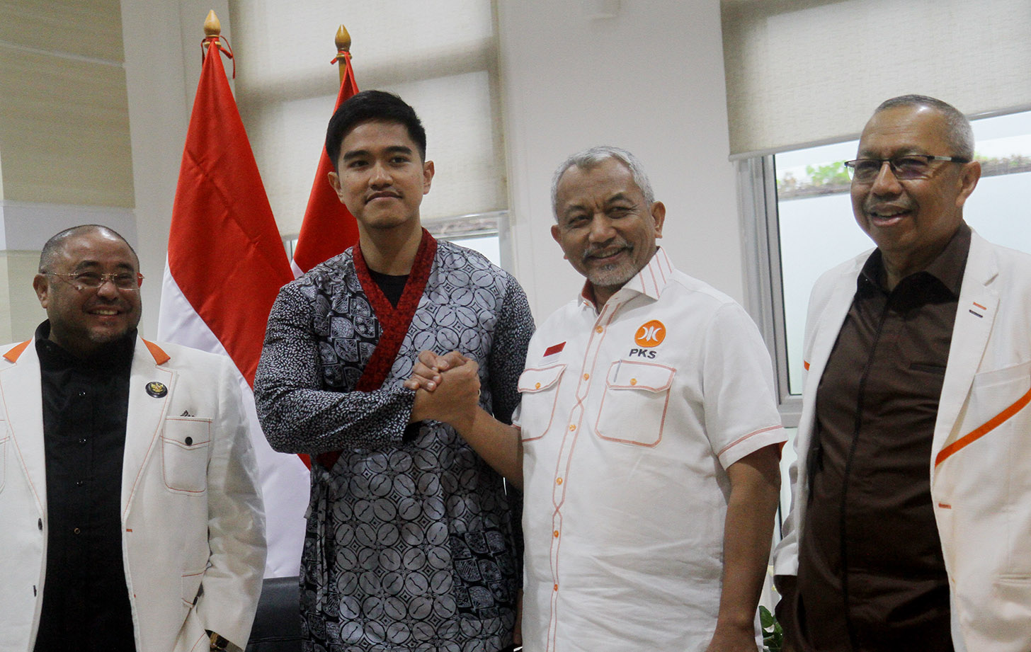 Presiden PKS Ahmad Syaikhu (kanan) bersama Ketua Umum PSI Kaesang Pangarep (kiri) berjabat tangan saat silahturahmi antarpartai politik di Kantor DPP PKS, Jakarta, Senin (8/7/2024).(BeritaNasional.com/Oke Atmaja)