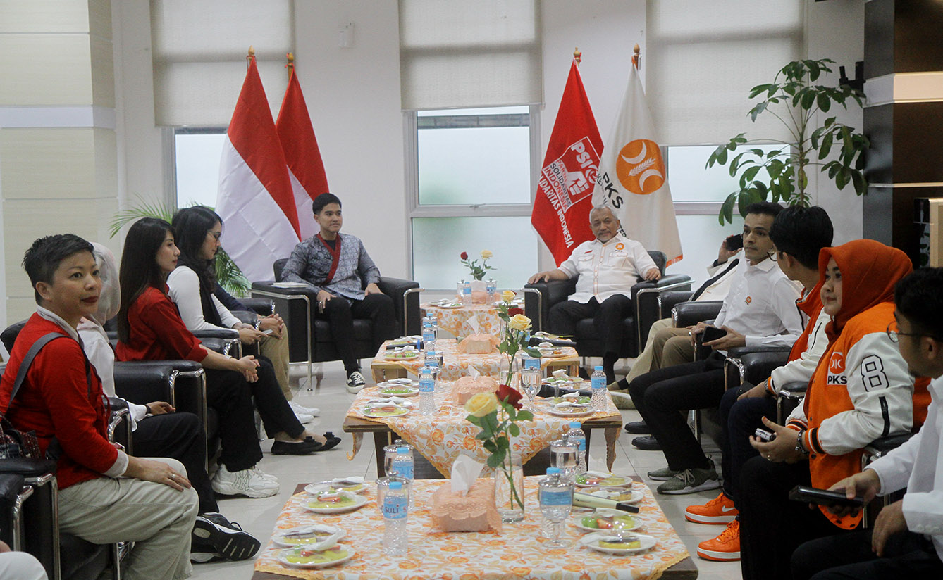 Presiden PKS Ahmad Syaikhu (kanan) bersama Ketua Umum PSI Kaesang Pangarep (kiri) berjabat tangan saat silahturahmi antarpartai politik di Kantor DPP PKS, Jakarta, Senin (8/7/2024).(BeritaNasional.com/Oke Atmaja)