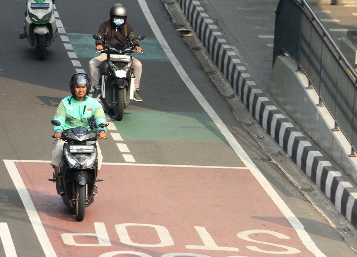 Kendaraan bermotor melintas di jalan Rasuna Sahid,Jakarta, Jumat (12/6/2026). (Beritanasional.com/Oke Atmaja)