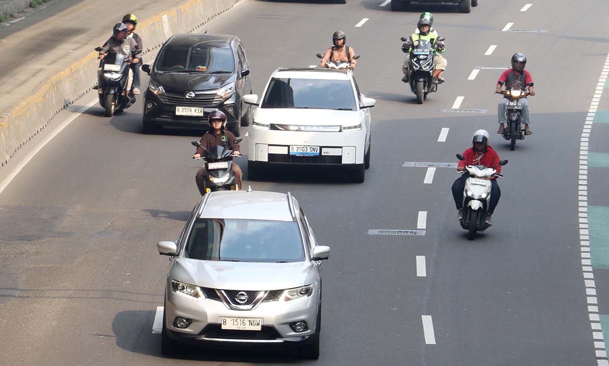 Kendaraan bermotor melintas di jalan Rasuna Sahid,Jakarta, Jumat (12/6/2026). (Beritanasional.com/Oke Atmaja)