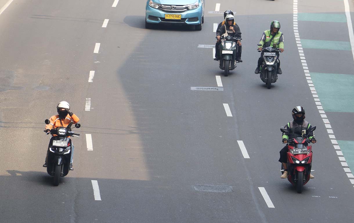 Kendaraan bermotor melintas di jalan Rasuna Sahid,Jakarta, Jumat (12/6/2026). (Beritanasional.com/Oke Atmaja)