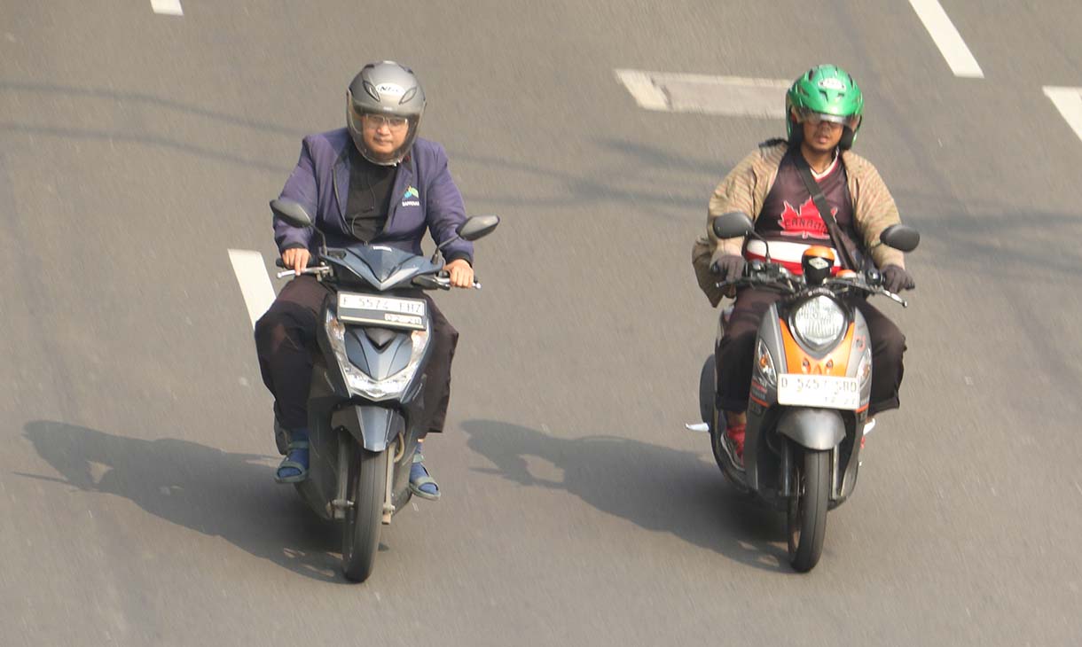 Kendaraan bermotor melintas di jalan Rasuna Sahid,Jakarta, Jumat (12/6/2026). (Beritanasional.com/Oke Atmaja)