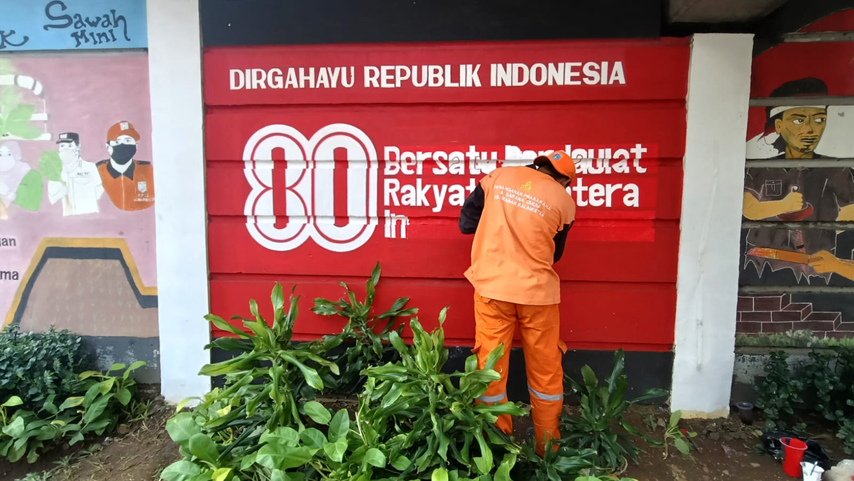 Sambut HUT ke-80 RI Kolong Fly Over Kampung Melayu Dipercantik Petugas Penanganan Prasarana dan Sarana Umum (PPSU) Kelurahan Balimester, Jatinegara, membuat mural Hari Ulang Tahun (HUT) ke-80 Republik Indonesia di Kolong Fly Over Kampung Melayu, Jakarta Timur,Rabu (30/7/2025). (Beritanasional.com/Oke Atmaja)