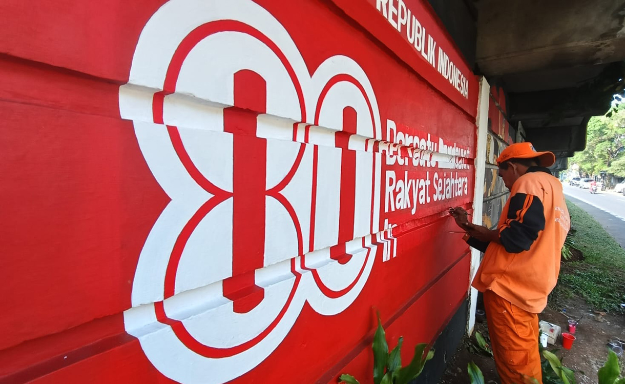 Sambut HUT ke-80 RI Kolong Fly Over Kampung Melayu Dipercantik Petugas Penanganan Prasarana dan Sarana Umum (PPSU) Kelurahan Balimester, Jatinegara, membuat mural Hari Ulang Tahun (HUT) ke-80 Republik Indonesia di Kolong Fly Over Kampung Melayu, Jakarta Timur,Rabu (30/7/2025). (Beritanasional.com/Oke Atmaja)