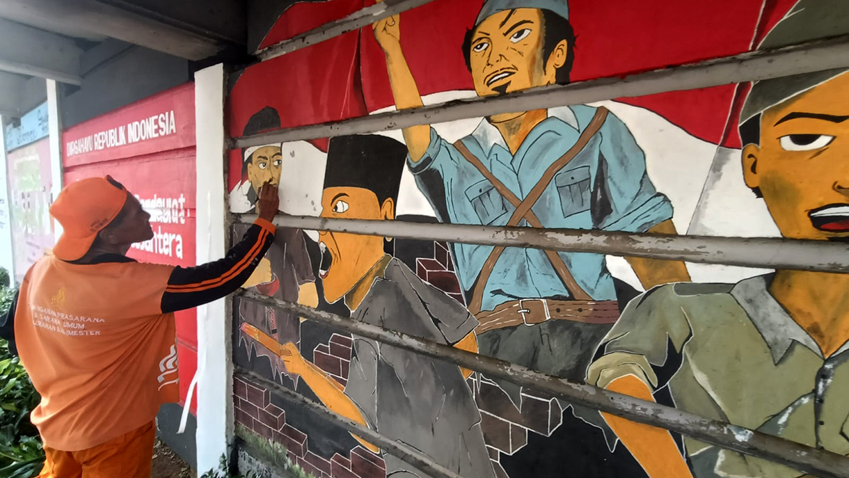 Sambut HUT ke-80 RI Kolong Fly Over Kampung Melayu Dipercantik Petugas Penanganan Prasarana dan Sarana Umum (PPSU) Kelurahan Balimester, Jatinegara, membuat mural Hari Ulang Tahun (HUT) ke-80 Republik Indonesia di Kolong Fly Over Kampung Melayu, Jakarta Timur,Rabu (30/7/2025). (Beritanasional.com/Oke Atmaja)