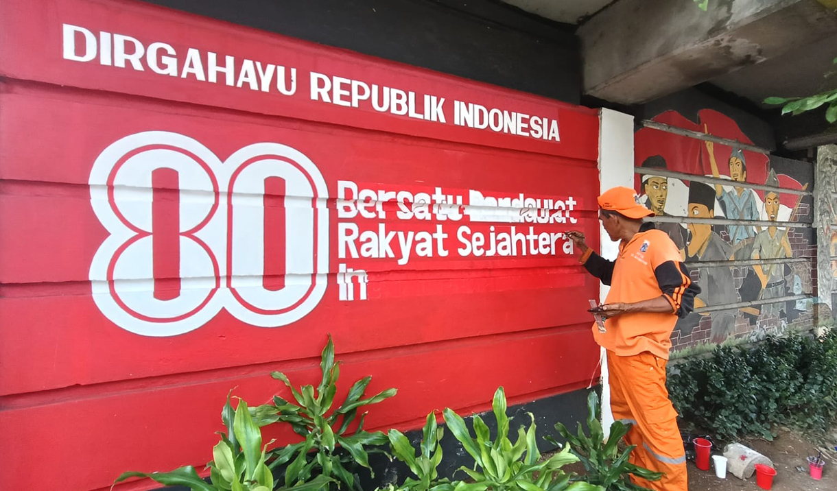 Sambut HUT ke-80 RI Kolong Fly Over Kampung Melayu Dipercantik Petugas Penanganan Prasarana dan Sarana Umum (PPSU) Kelurahan Balimester, Jatinegara, membuat mural Hari Ulang Tahun (HUT) ke-80 Republik Indonesia di Kolong Fly Over Kampung Melayu, Jakarta Timur,Rabu (30/7/2025). (Beritanasional.com/Oke Atmaja)