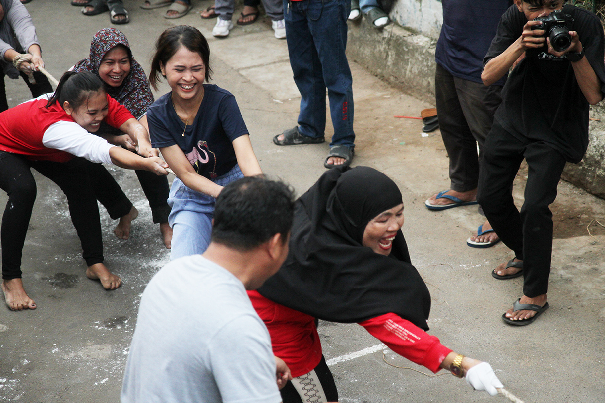 Dua orang bocah mengikuti lomba memasukan air kedalam botol dengan mata tertutup di Jalan Menteng Jaya, Jakarta, Sabtu (09/08/2025). (Beritanasional.com/Oke Atmaja)