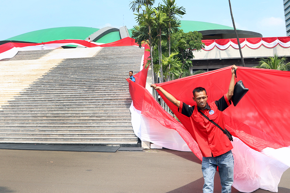 Sambut HUT RI ke 80, Asosiasi Pengemudi Kibarkan Bendera Terpanjang di Kompleks Parlemen Asosiasi Pengemudi Independen (API), mengibarkan bendera Raksasa di Kompleks Parlemen. (BeritaNasional/Elvis Sendouw)