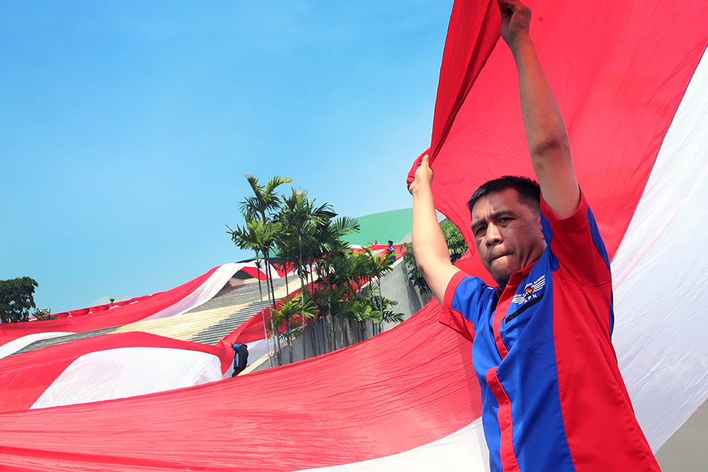 Sambut HUT RI ke 80, Asosiasi Pengemudi Kibarkan Bendera Terpanjang di Kompleks Parlemen Asosiasi Pengemudi Independen (API), mengibarkan bendera Raksasa di Kompleks Parlemen. (BeritaNasional/Elvis Sendouw)
