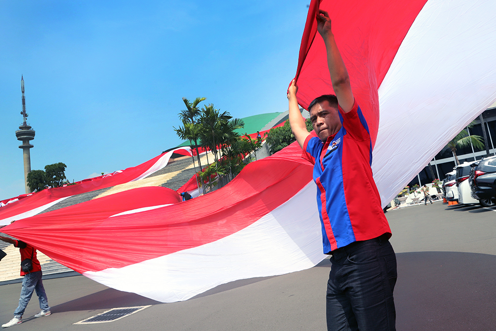Sambut HUT RI ke 80, Asosiasi Pengemudi Kibarkan Bendera Terpanjang di Kompleks Parlemen Asosiasi Pengemudi Independen (API), mengibarkan bendera Raksasa di Kompleks Parlemen. (BeritaNasional/Elvis Sendouw)