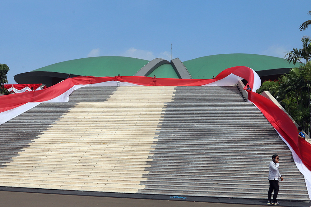 Sambut HUT RI ke 80, Asosiasi Pengemudi Kibarkan Bendera Terpanjang di Kompleks Parlemen Asosiasi Pengemudi Independen (API), mengibarkan bendera Raksasa di Kompleks Parlemen. (BeritaNasional/Elvis Sendouw)