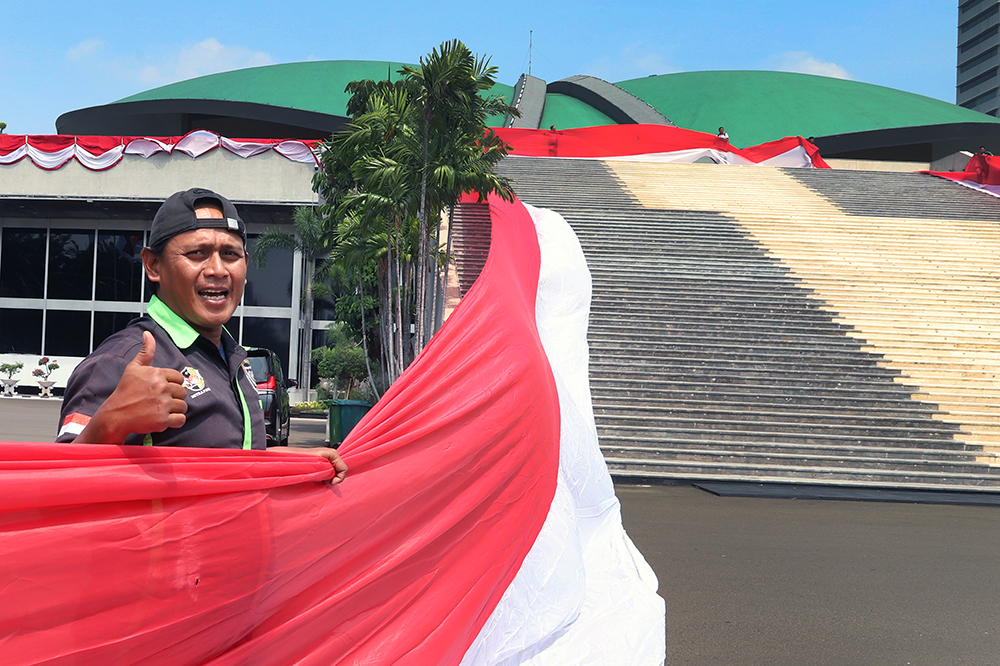 Sambut HUT RI ke 80, Asosiasi Pengemudi Kibarkan Bendera Terpanjang di Kompleks Parlemen Asosiasi Pengemudi Independen (API), mengibarkan bendera Raksasa di Kompleks Parlemen. (BeritaNasional/Elvis Sendouw)