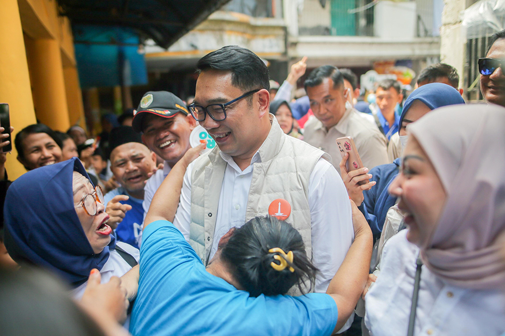 Calon Gubernur Jakarta Ridwan Kamil disambut warga Kapuk, Jakarta. (BeritaNasional/HO Tim Rido/Elvis Sendouw)