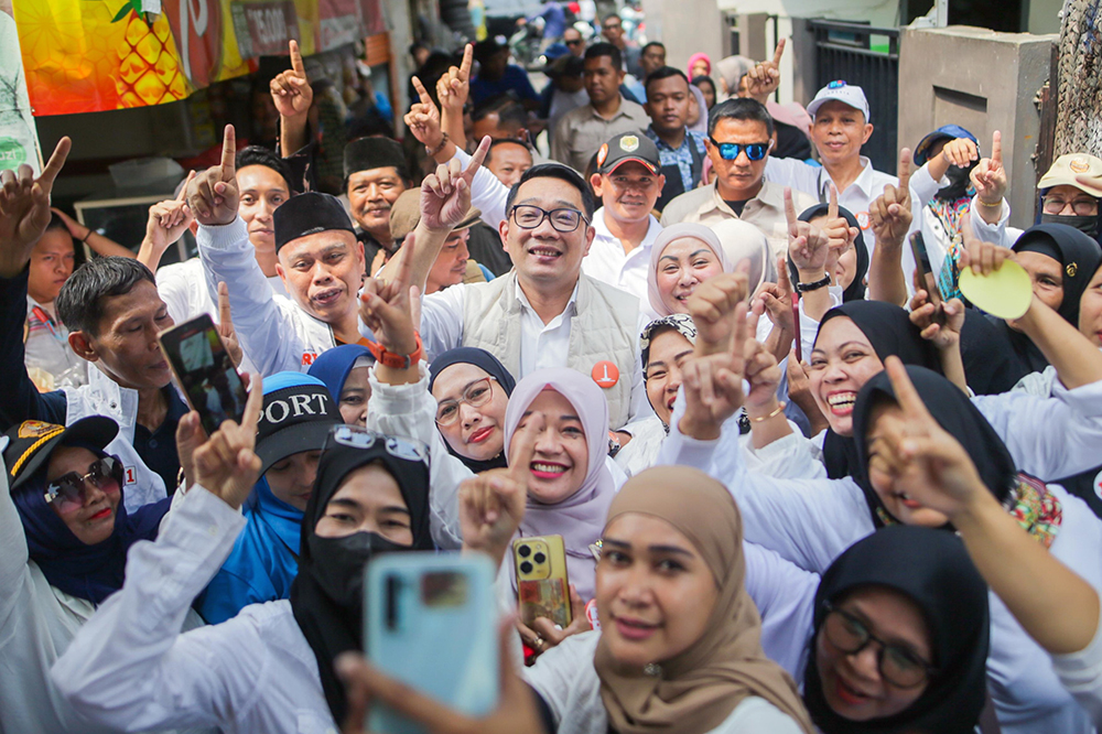 Calon Gubernur Jakarta Ridwan Kamil disambut warga Kapuk, Jakarta. (BeritaNasional/HO Tim Rido/Elvis Sendouw)