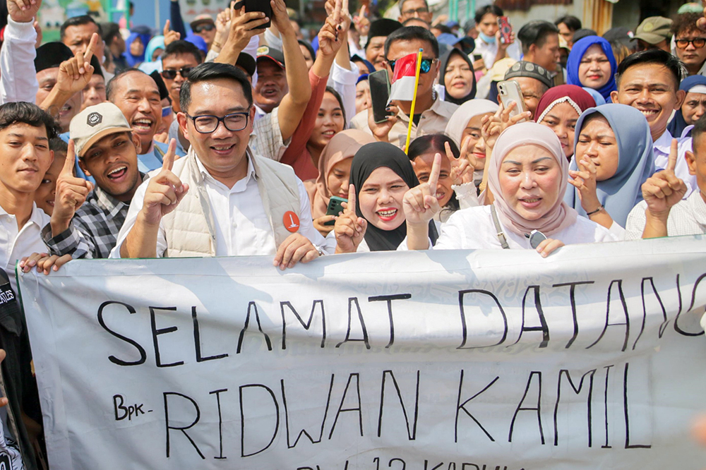 Calon Gubernur Jakarta Ridwan Kamil disambut warga Kapuk, Jakarta. (BeritaNasional/HO Tim Rido/Elvis Sendouw)