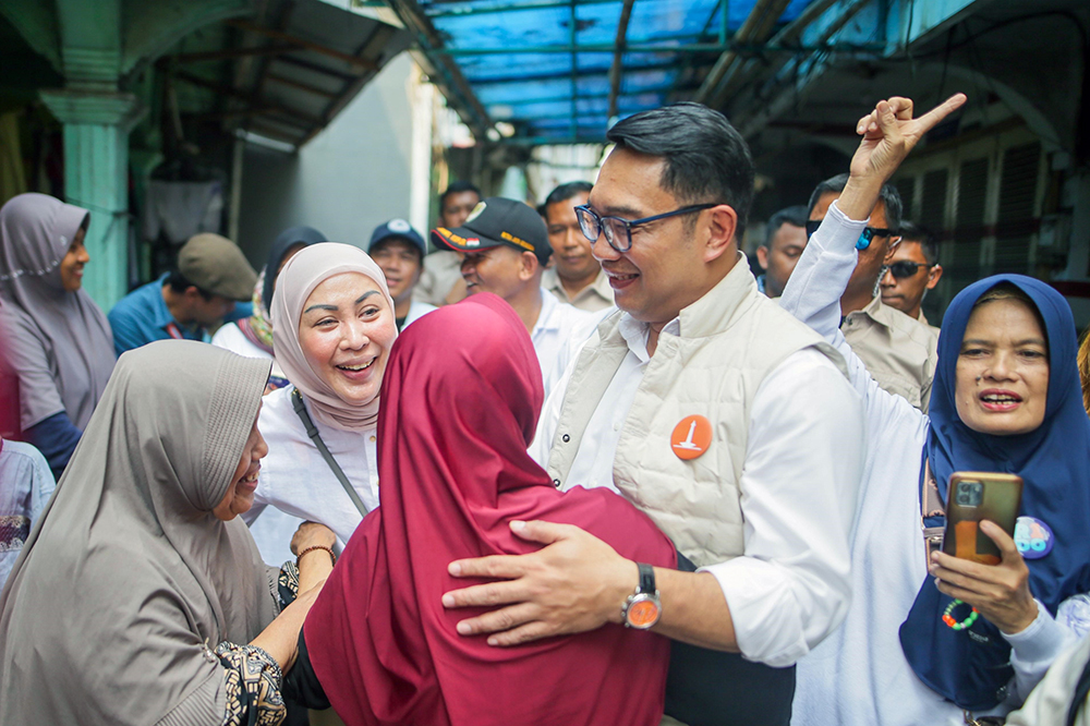 Calon Gubernur Jakarta Ridwan Kamil disambut warga Kapuk, Jakarta. (BeritaNasional/HO Tim Rido/Elvis Sendouw)