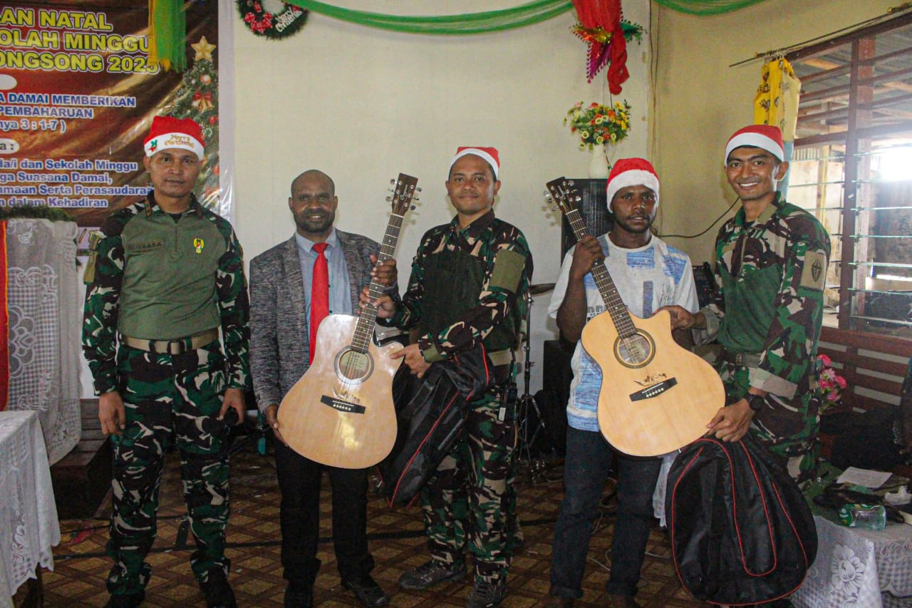 Satgas Yonif Para Raider 503/Mayangkara Kostrad membagikan Paket Sembako ke warga Kenyam dalam rangka menyambut Hari Raya Natal. (BeritaNasional/Elvis Sendouw/HO Puspen TNI AD)