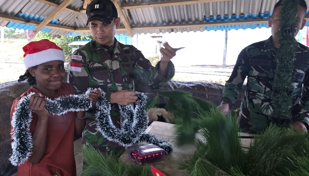 Menyambut Hari Natal 2024 Satgas Habema menghias pohon natal bersama anak-anak Papua. (BeritaNasional/Elvis Senduw/HO Puspen TNI AD)