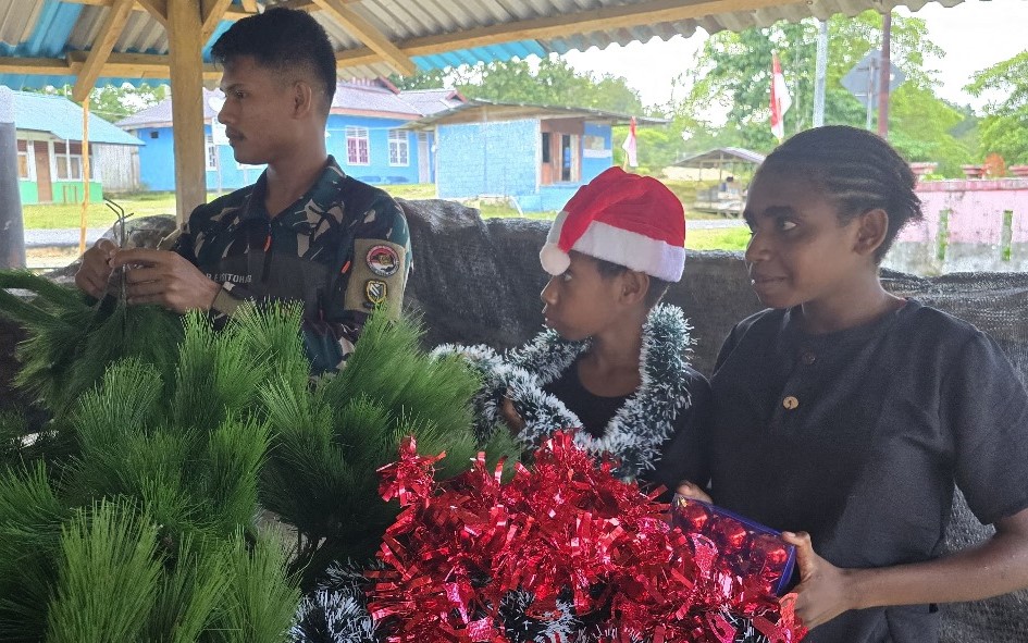 Menyambut Hari Natal 2024 Satgas Habema menghias pohon natal bersama anak-anak Papua. (BeritaNasional/Elvis Senduw/HO Puspen TNI AD)