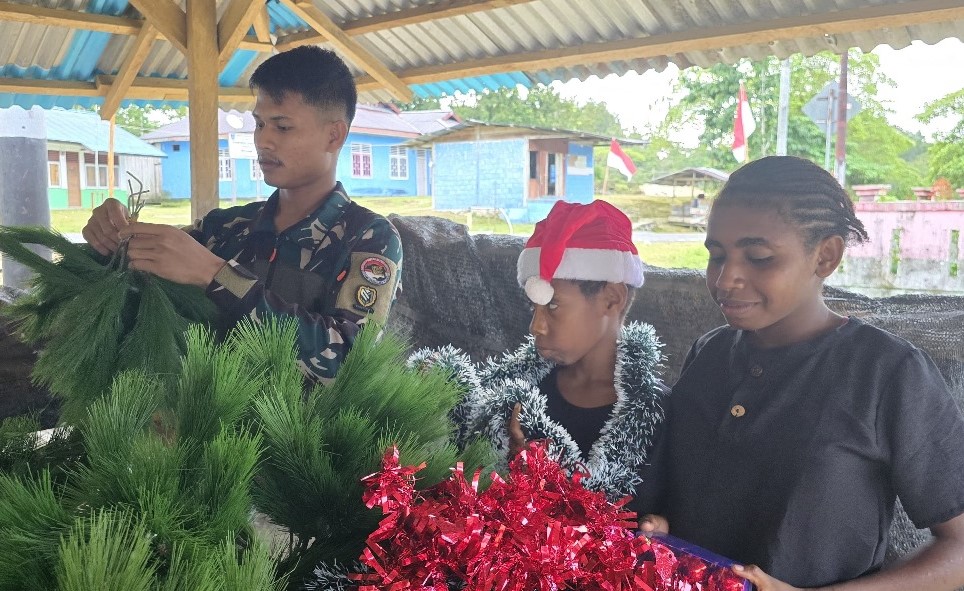 Menyambut Hari Natal 2024 Satgas Habema menghias pohon natal bersama anak-anak Papua. (BeritaNasional/Elvis Senduw/HO Puspen TNI AD)