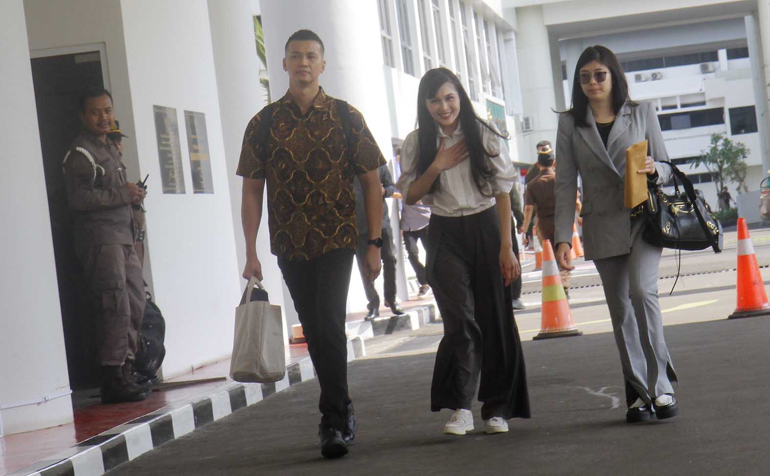 Artis Sandra Dewi berjalan ke ruangan pemeriksaan setibanya di Gedung Kejaksaan Agung RI, Jakarta, Kamis (4/4/2024).  (BeritaNasional/Oke Atmaja)