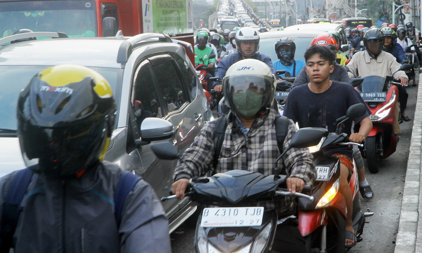 Kendaraan bermotor melintas di Jalan Matraman, Jakarta, Rabu (12/6/2024). (BeritaNasional.Com/Oke Atmaja)