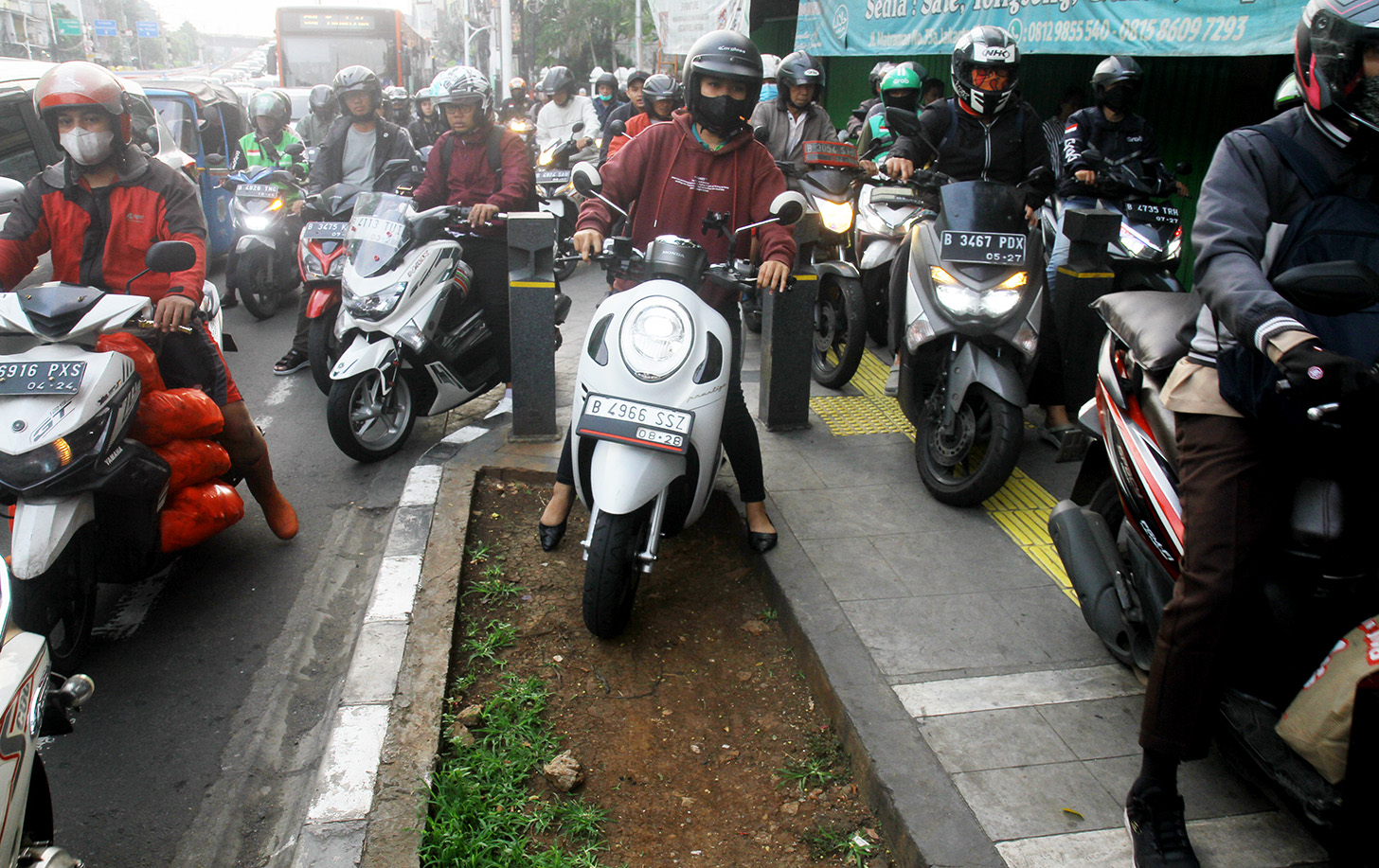 Kendaraan bermotor melintas di Jalan Matraman, Jakarta, Rabu (12/6/2024). (BeritaNasional.Com/Oke Atmaja)