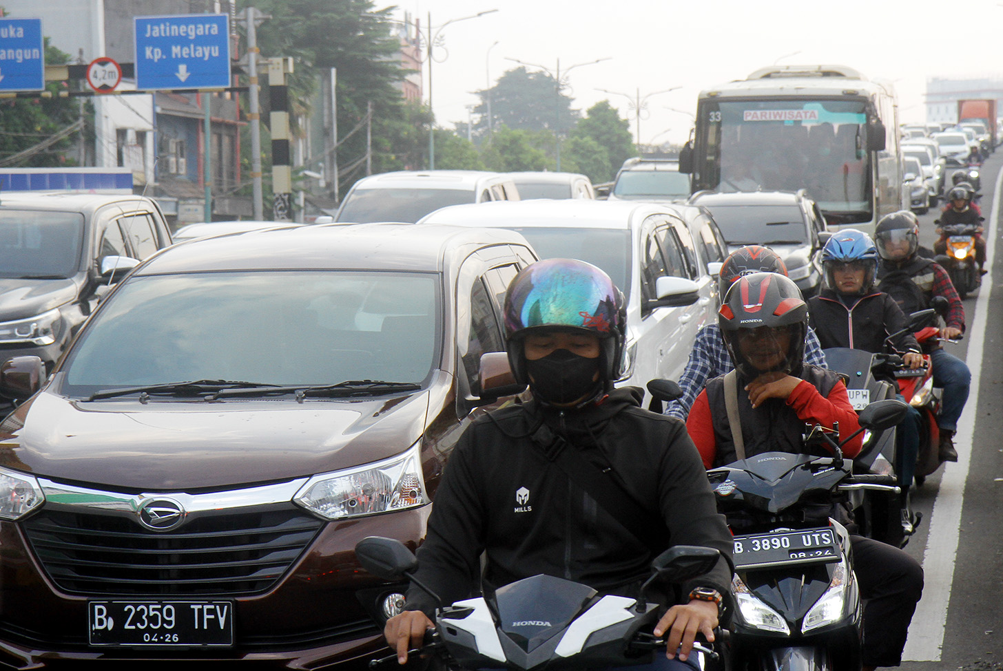 Kendaraan bermotor melintas di Jalan Matraman, Jakarta, Rabu (12/6/2024). (BeritaNasional.Com/Oke Atmaja)