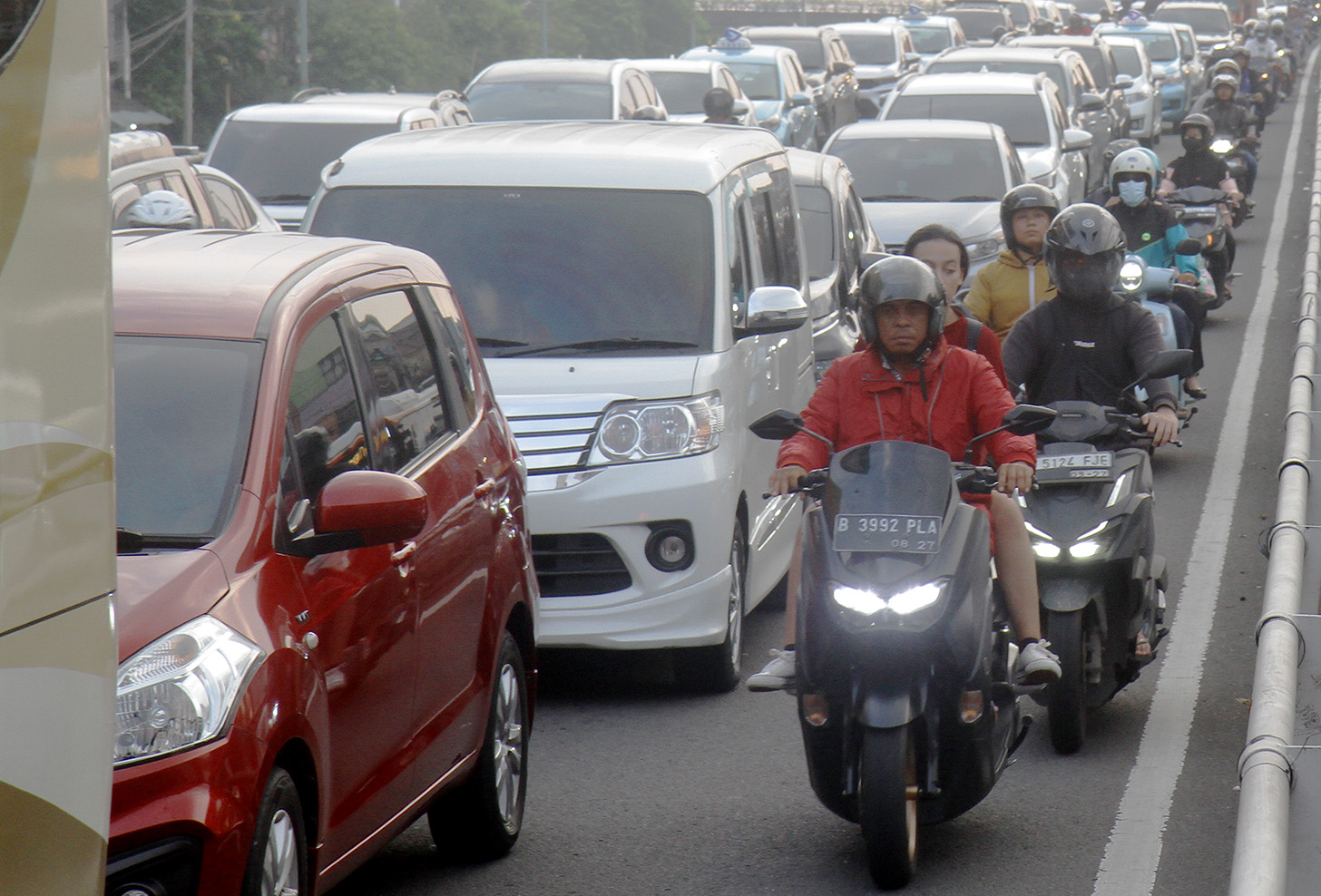 Kendaraan bermotor melintas di Jalan Matraman, Jakarta, Rabu (12/6/2024). (BeritaNasional.Com/Oke Atmaja)