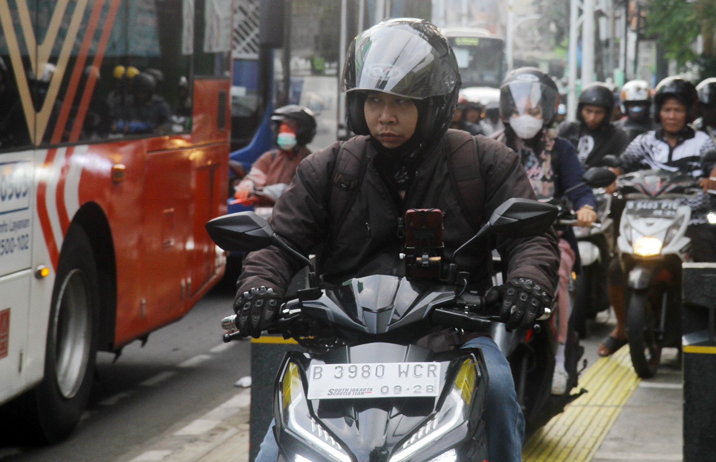 Kendaraan bermotor melintas di Jalan Matraman, Jakarta, Rabu (12/6/2024). (BeritaNasional.Com/Oke Atmaja)