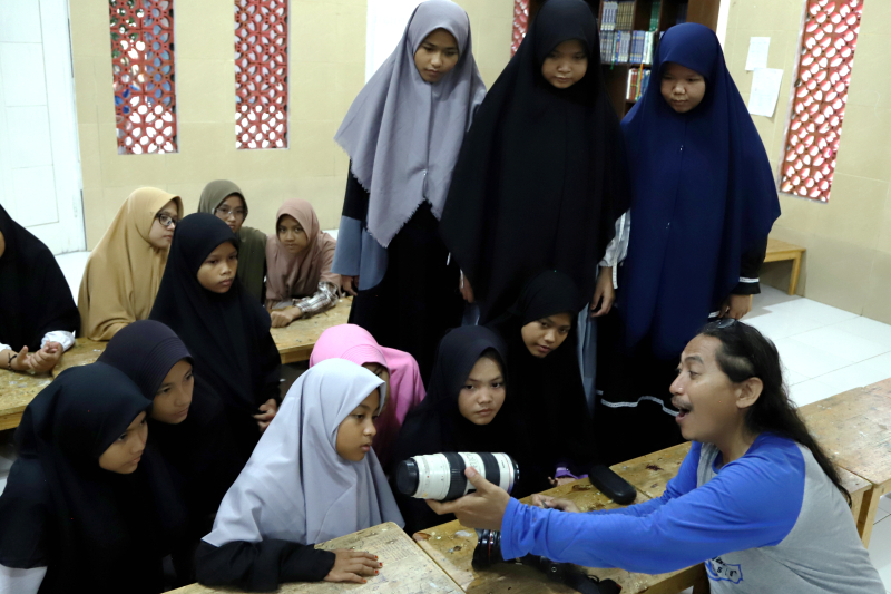 Santri perempuan Pondok Tahfidz Master Alfaruq belajar Jurnalistik  (Indonesiaglobe/Elvis Sendouw)