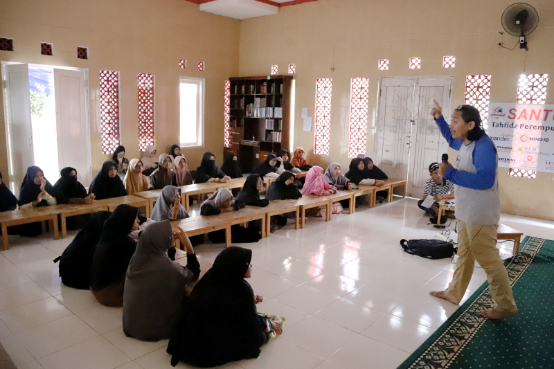 Santri perempuan Pondok Tahfidz Master Alfaruq belajar Jurnalistik  (Indonesiaglobe/Elvis Sendouw)