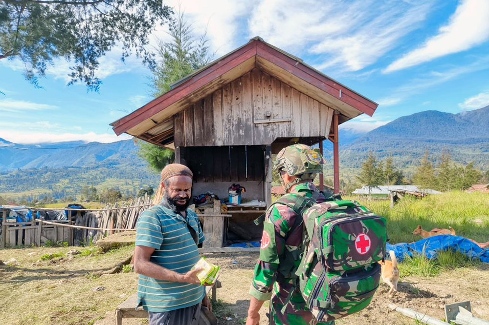 Satgas Yonif 323 Kostrad menyapa warga. (BeritaNasional/HO TNI/Elvis Sendoluw)